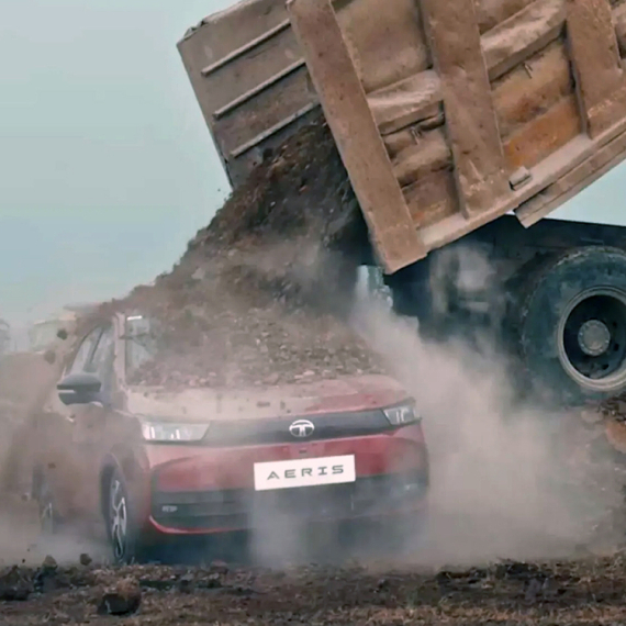 Ekstremni test izdržljivosti: Zatrpali nov automobil sa 20 tona šuta FOTO/VIDEO