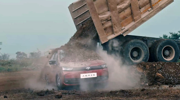 Ekstremni test izdržljivosti: Zatrpali nov automobil sa 20 tona šuta FOTO/VIDEO