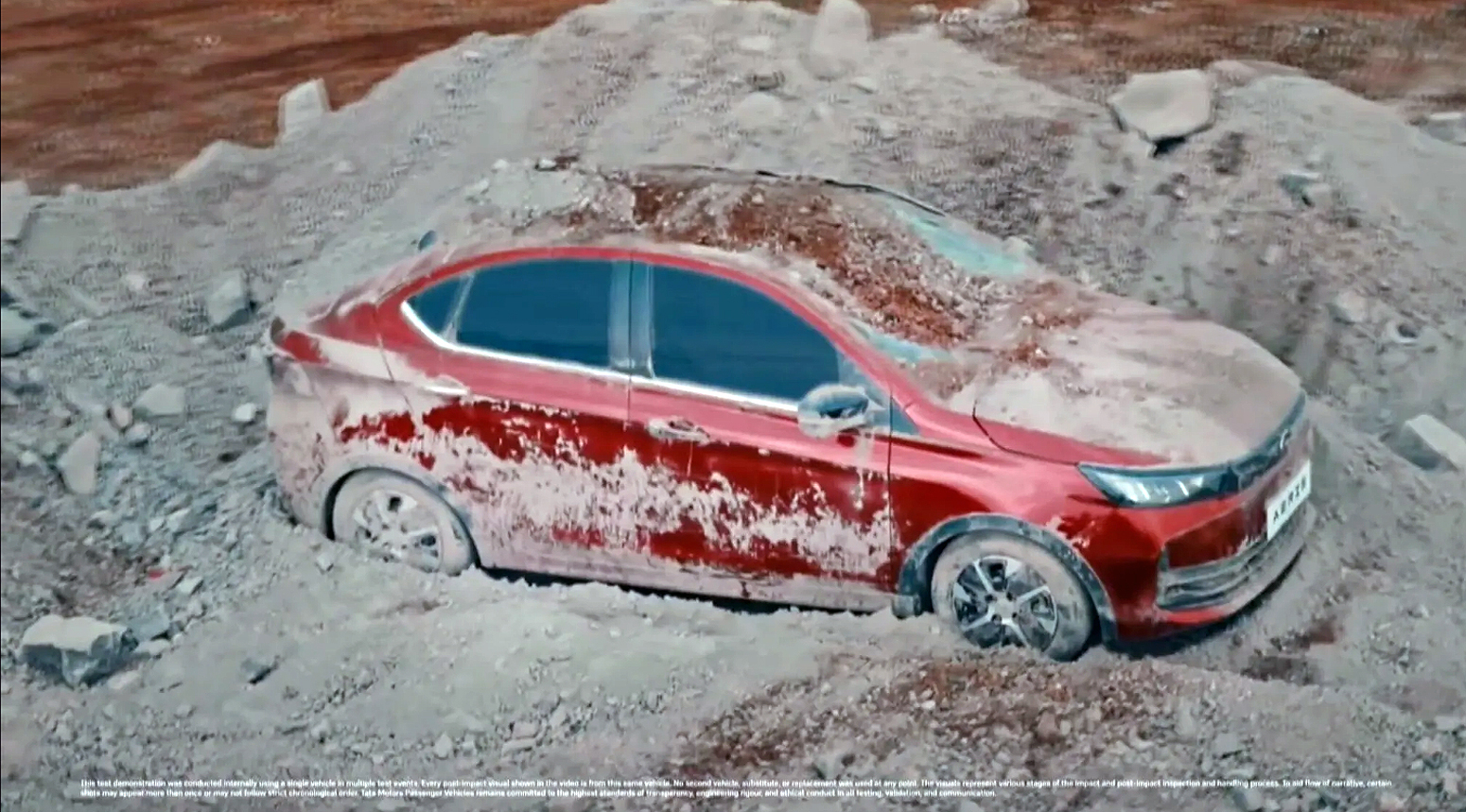Indijski test izdržljivosti: Zatrpali nov automobil sa 20 tona šuta FOTO/VIDEO