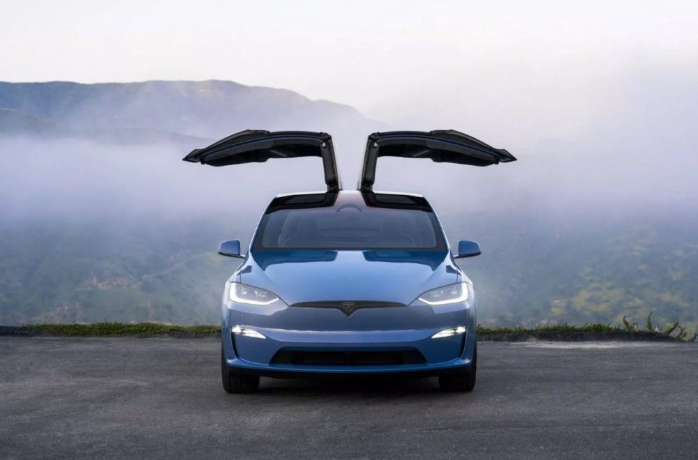 Tesla navodno sam krenuo kroz crveno: Porodica sada tuži kompaniju