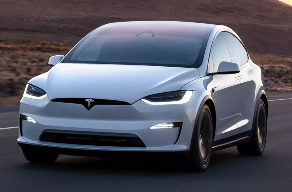 Tesla navodno sam krenuo kroz crveno: Porodica sada tuži kompaniju