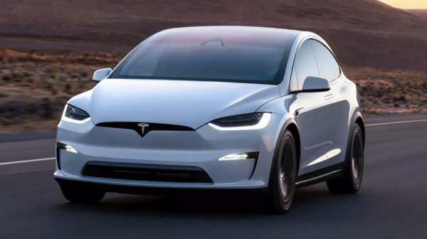 Tesla navodno sam krenuo kroz crveno: Porodica sada tuži kompaniju