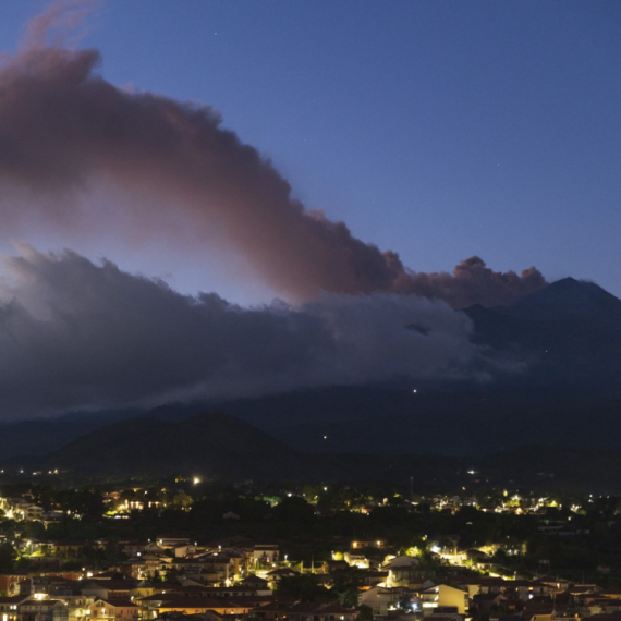 Etna ne miruje, pepeo prekrio nebo; Obustavljeni svi letovi FOTO