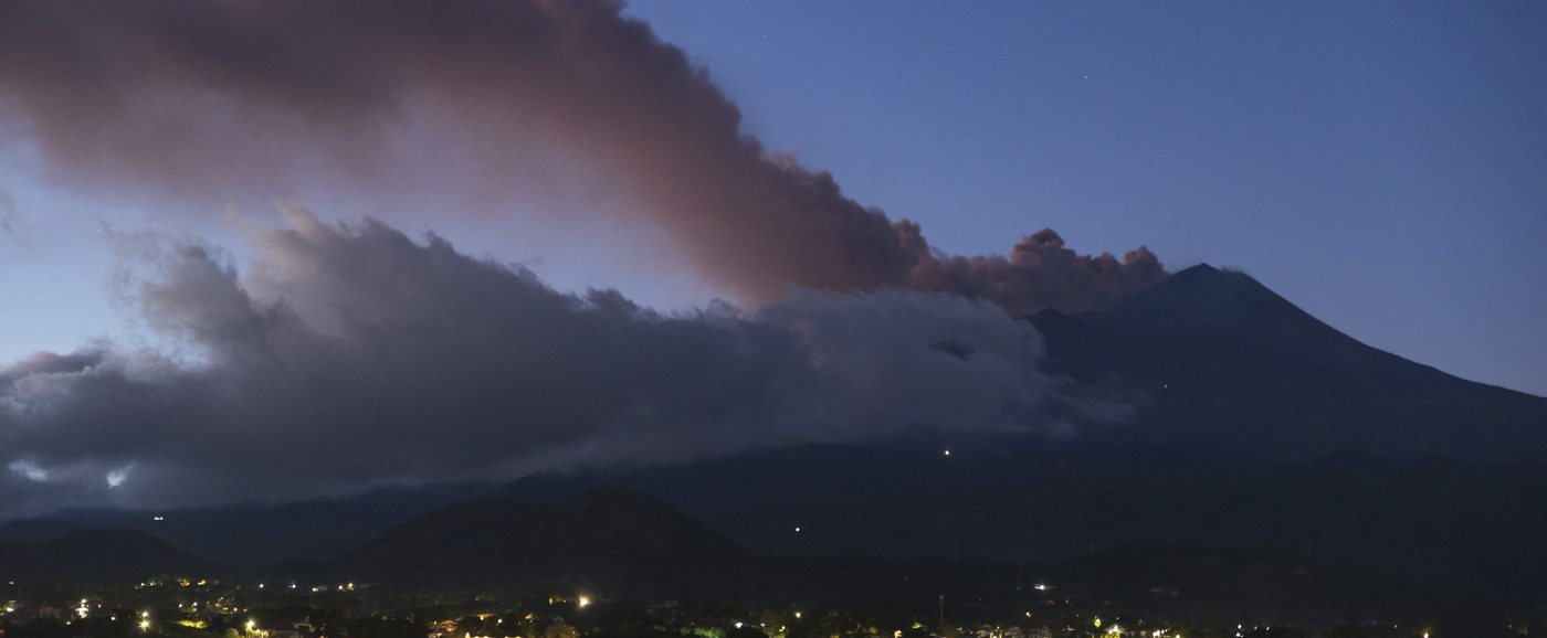 Etna ne miruje, pepeo prekrio nebo; Obustavljeni svi letovi FOTO
