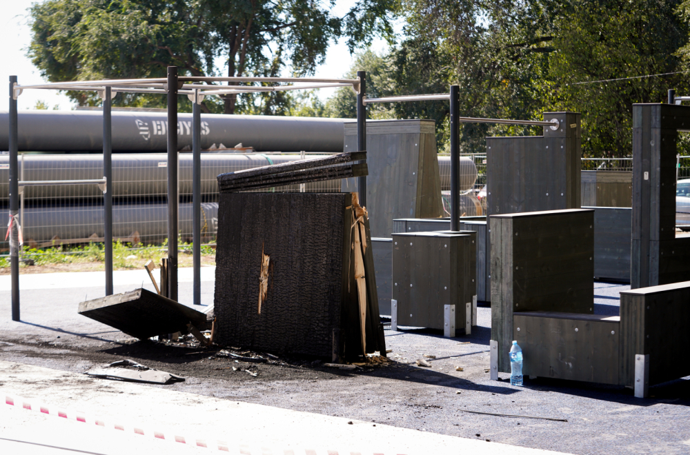 Vandali demolirali i zapalili novi skejt park ispod Brankovog mosta FOTO