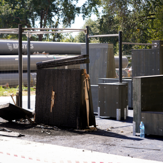 Vandali demolirali i zapalili novi skejt park ispod Brankovog mosta FOTO