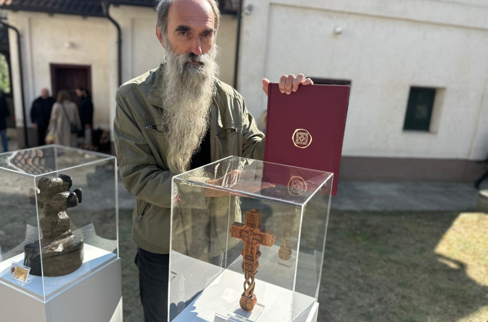Rezbario sam ga sedam dana od trešnjinog drveta; Milenkov krst izabran za najlepši rad FOTO