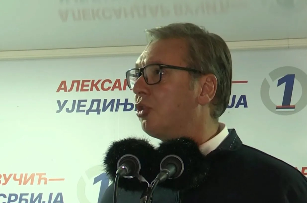 Veliki doček za Vučića u Boru, obratio se: "Pred nama su neizvesni izbori"; Razgovara sa ljudima