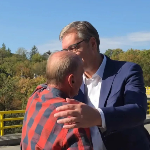 Ljudi zaustavljali automobile i izlazili da se jave Vučiću VIDEO