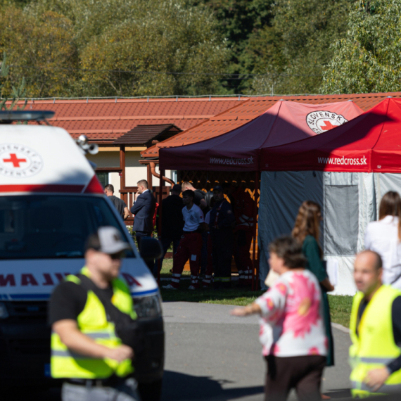 Užas u Slovačkoj; Učenik osmog razreda izbo nožem tri osobe; Devojčica kritično, nastavnica preminula