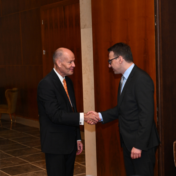 Petković razgovarao sa Peterom Dueom o politički motivisanim hapšenjima Srba na KiM