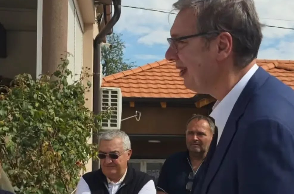 Dve slike Srbije: Dok jedni vređaju Vučića i njegovu porodicu, dečica žele da ga vide VIDEO