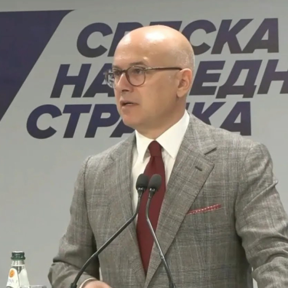 Konferencija SNS; Vučević: "Srdanović direktno odgovoran za ovaj napad"; Prisutna i napadnuta Ljiljana