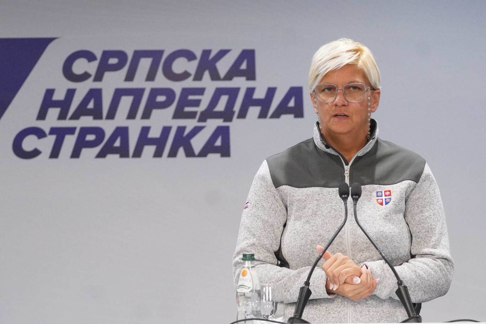 Konferencija SNS; Vučević: Srdanović direktno odgovoran za ovaj napad; Prisutna i napadnuta Ljiljana