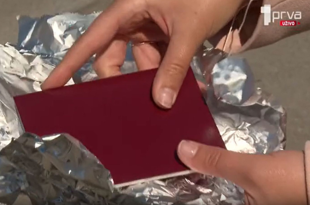 Viralni trend ili trik koji radi: Zašto putnici uvijaju pasoš u aluminijumsku foliju? VIDEO