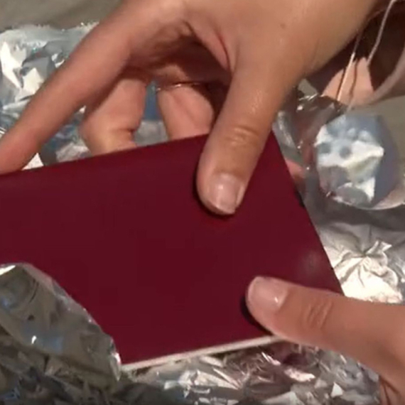 Viralni trend ili trik koji "radi": Zašto putnici uvijaju pasoš u aluminijumsku foliju? VIDEO