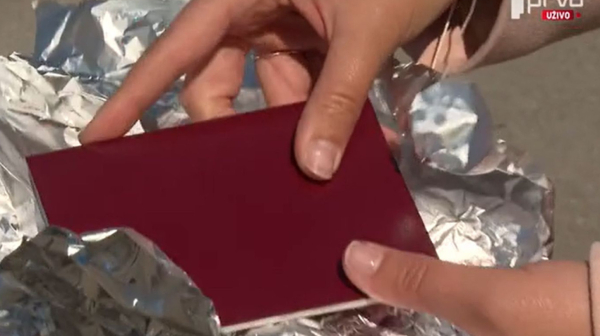 Viralni trend ili trik koji "radi": Zašto putnici uvijaju pasoš u aluminijumsku foliju? VIDEO