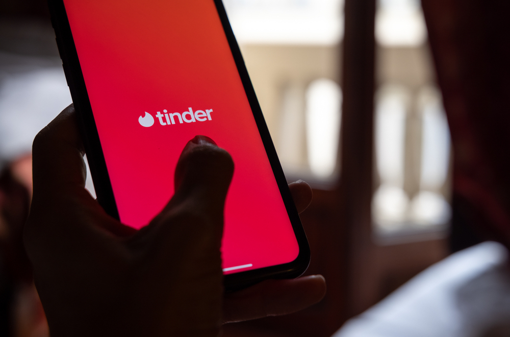 "Prevarant sa Tindera" pokreće aplikaciju – traži se da je Apple i Google blokiraju