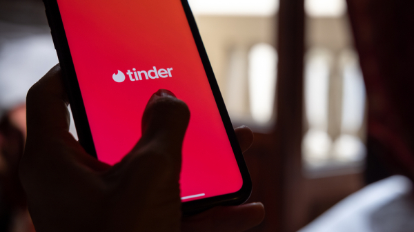 "Prevarant sa Tindera" pokreće aplikaciju – traži se da je Apple i Google blokiraju
