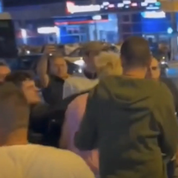 Pesnicama na ženu – skandalozan napad blokadera: Srdanović napravio haos u Novom Sadu VIDEO