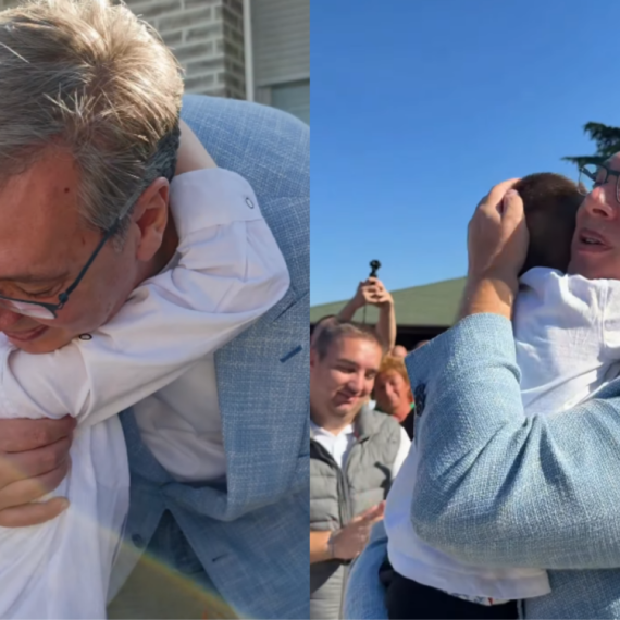 Dirljivi susreti sa decom u Starom Slankamenu; Vučić dobio na poklon crteže; "Dečji osmeh zagrejao mi je srce"