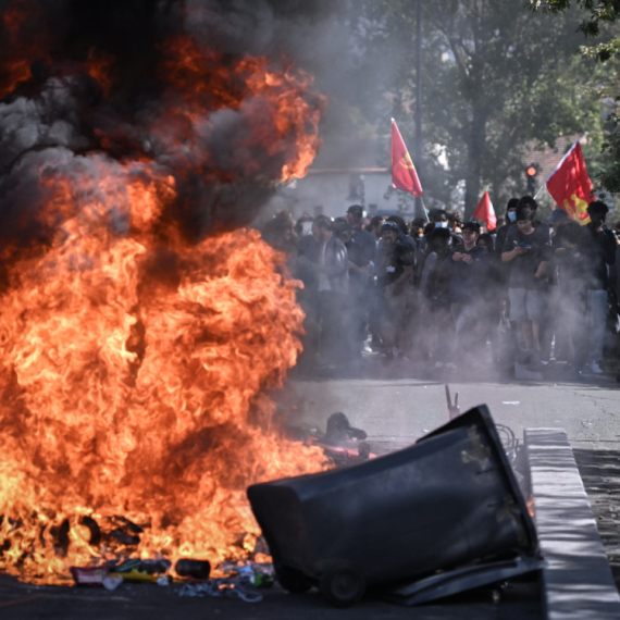 Eskalirali protesti u Francuskoj: Gore škole; Direktor poliven benzinom; Šokantni snimci masovnih nereda VIDEO