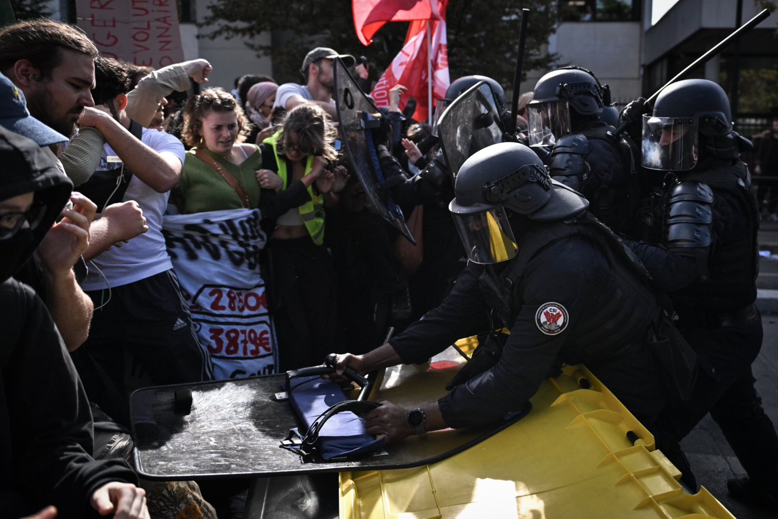 Jeziva scena sa protesta u Francuskoj: Učenik ostao bez šake zbog policijske šok bombe FOTO/VIDEO