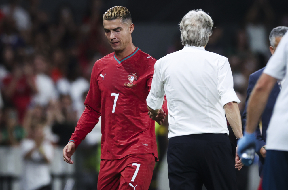 Ronalda jurili po aerodromu!