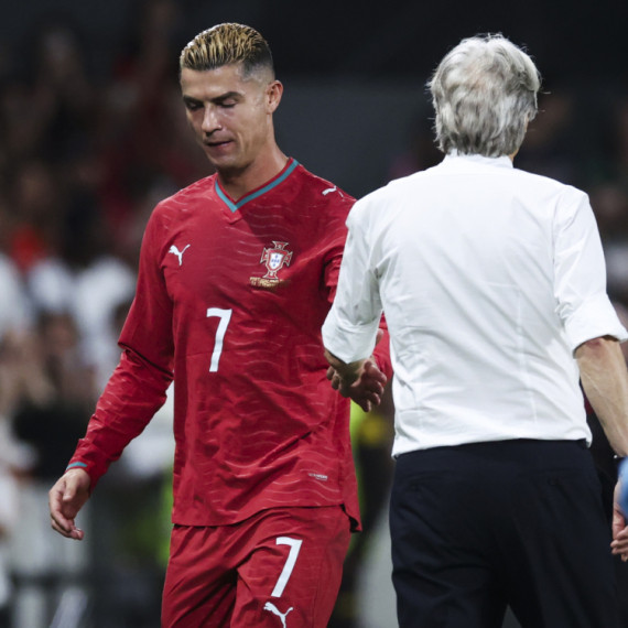Ronalda jurili po aerodromu!
