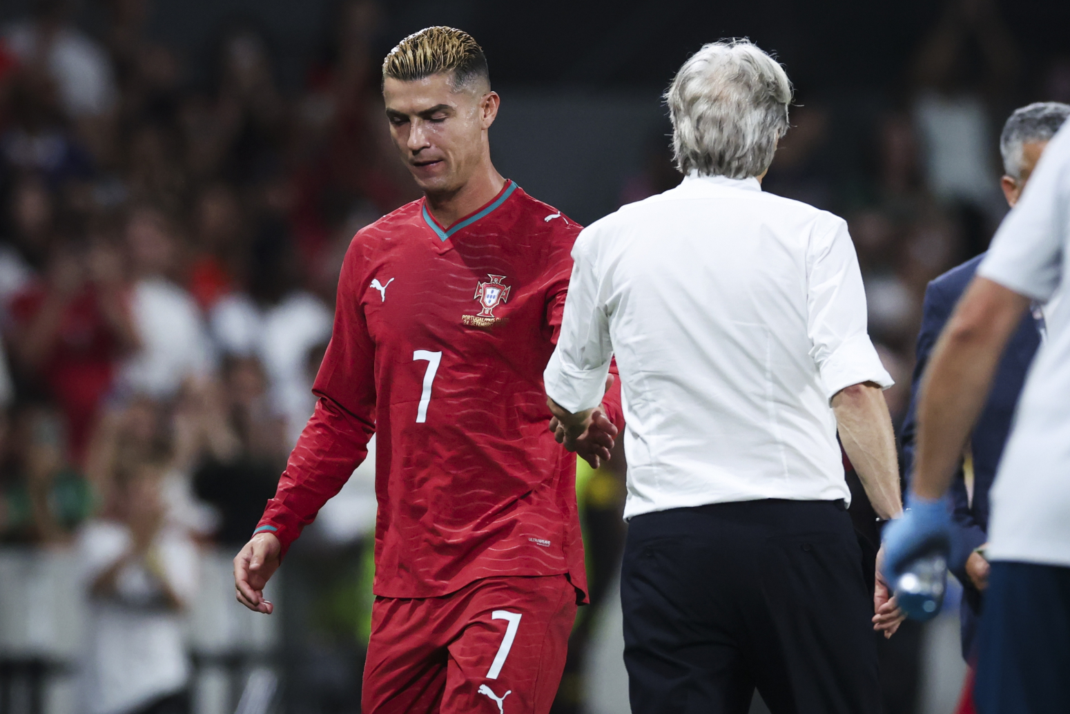 Ronalda jurili po aerodromu!