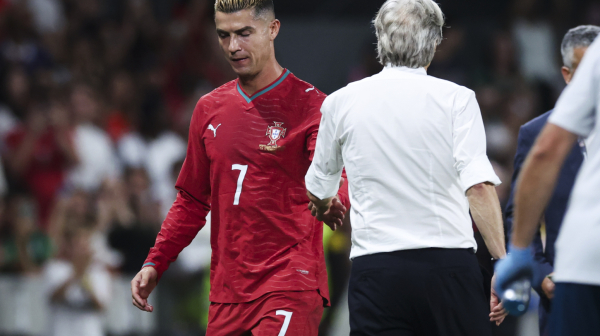Ronalda jurili po aerodromu!