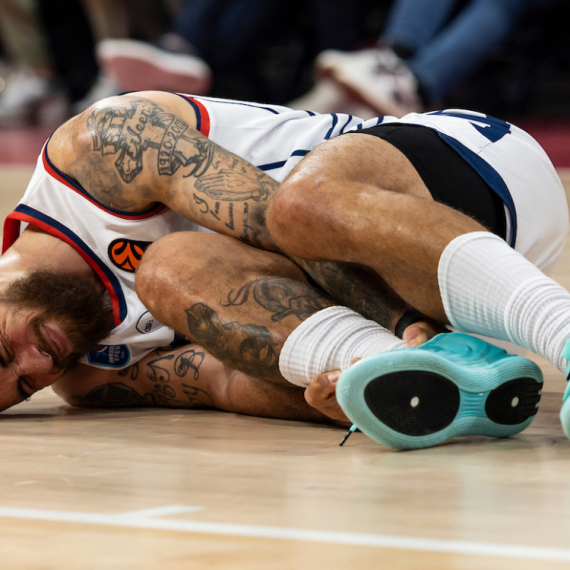 Igrači se hvatali za glavu – teška povreda Džejmsa u Areni VIDEO