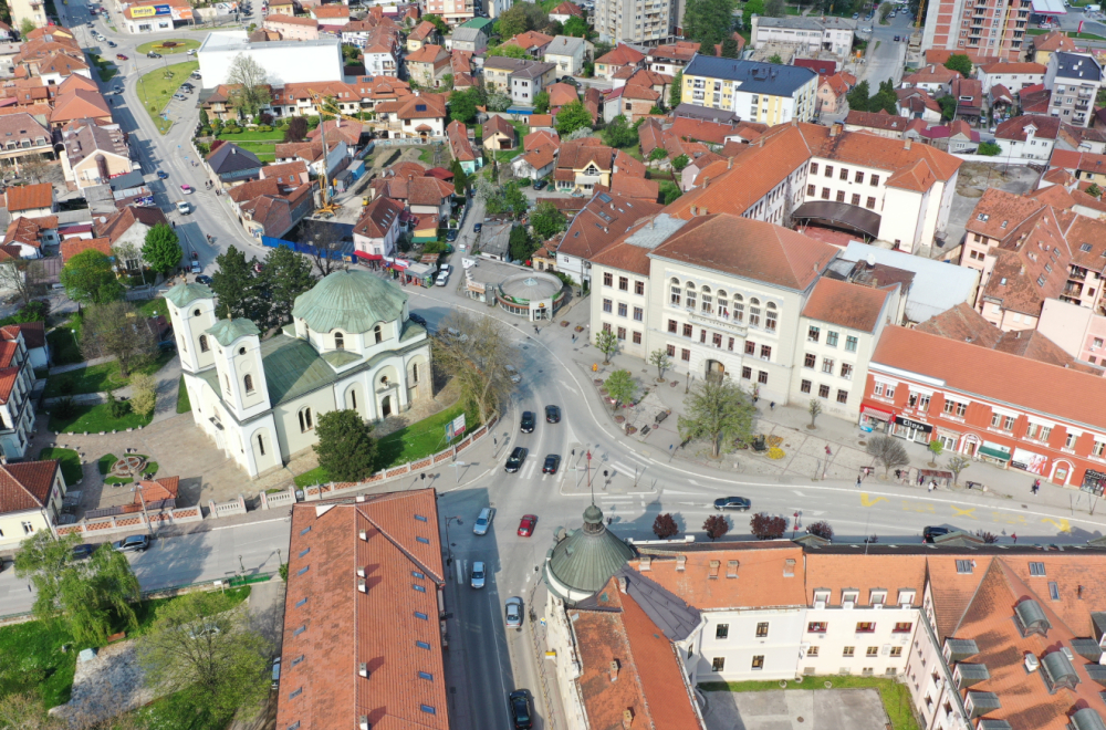 Velikani nauke, kod kuće nauke: Učenici iz Čačka oslikali su murale sa likovima naučnika pored FTN