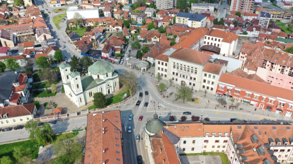 Velikani nauke, kod kuće nauke: Učenici iz Čačka oslikali su murale sa likovima naučnika pored FTN