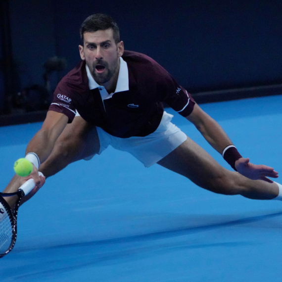 Novak sve bolji, Bu servira da ostane u setu
