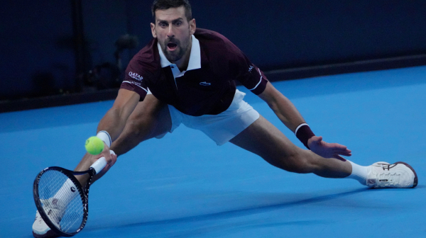 Novak sve bolji, Bu servira da ostane u setu