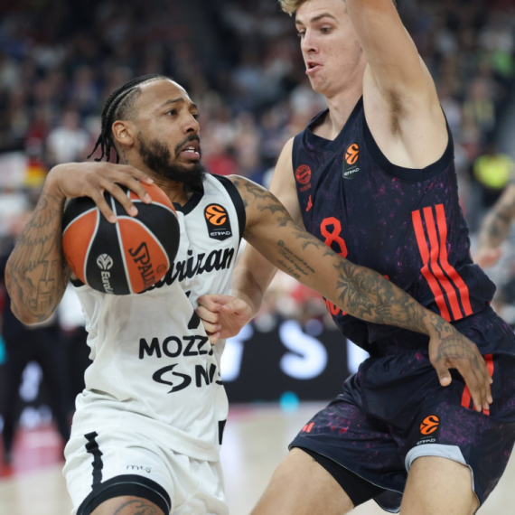 Magija Karlika Džonsa – Partizan vodi!
