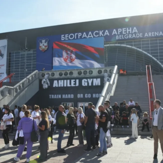 Prepun prostor ispred Arene: Građani stigli na skup; Evo šta su poručili