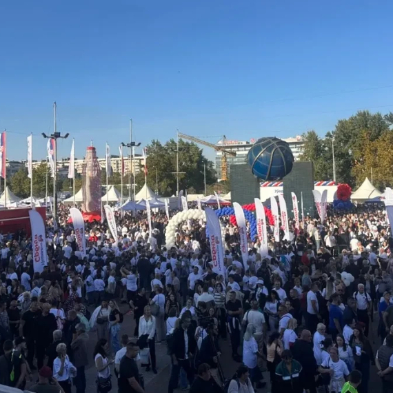 Sve spremno za spektakl u Areni – građani već pristižu, primetan veliki broj mladih; Gost – Robert Fico