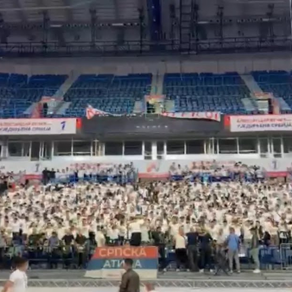Prepun prostor ispred Arene; U Areni odjekuje "Vučić Aleksandar", pogledajte snimak VIDEO