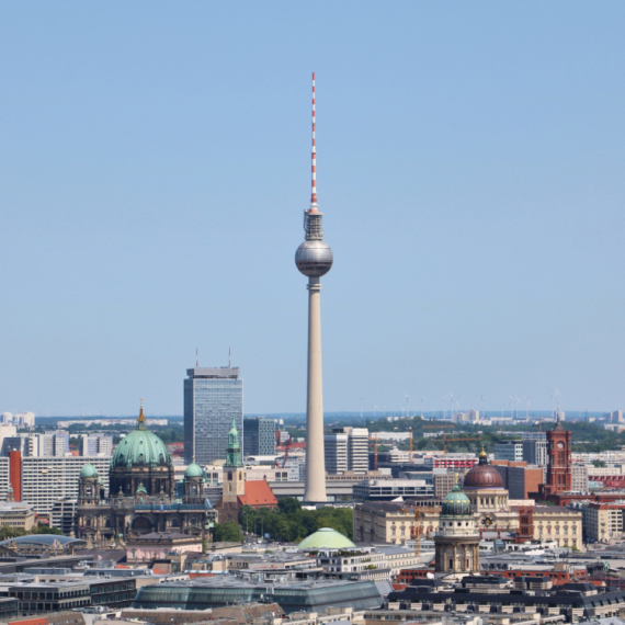 Horor za posetioce berlinskog tornja: Lift se pokvario, ljudi ostali zarobljeni na 126 metara visine