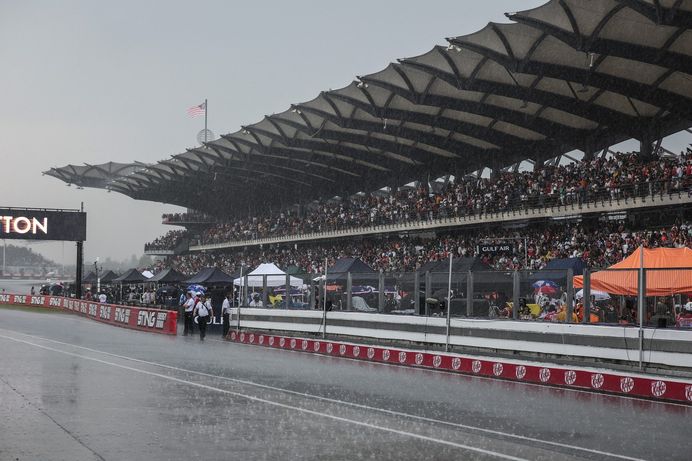 Formula 1 moli za pomoć