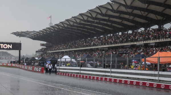 Kiša, grmljavina i haos u Maleziji – odložen start trke Formule 1