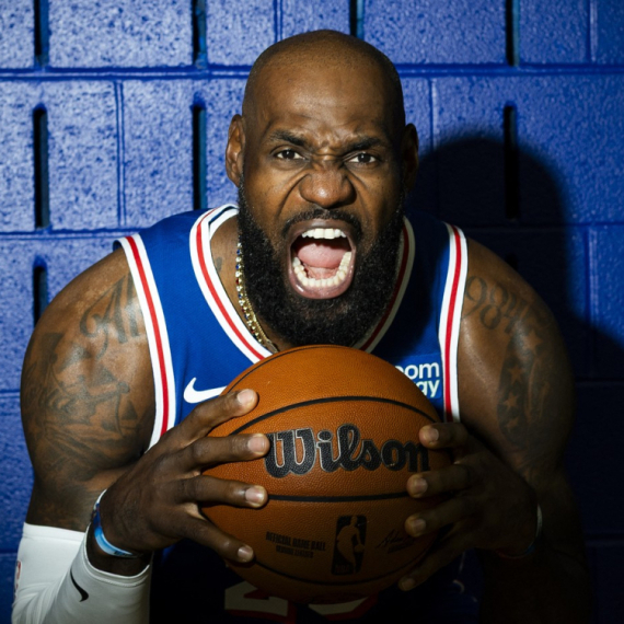 Lebron promenio broj – zbog "Doktora" FOTO