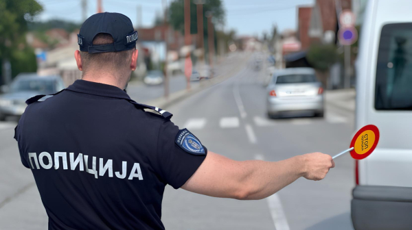 Nova akcija policije: Ne uzimajte telefon u ruke ni dok vozite, ni dok prelazite ulicu