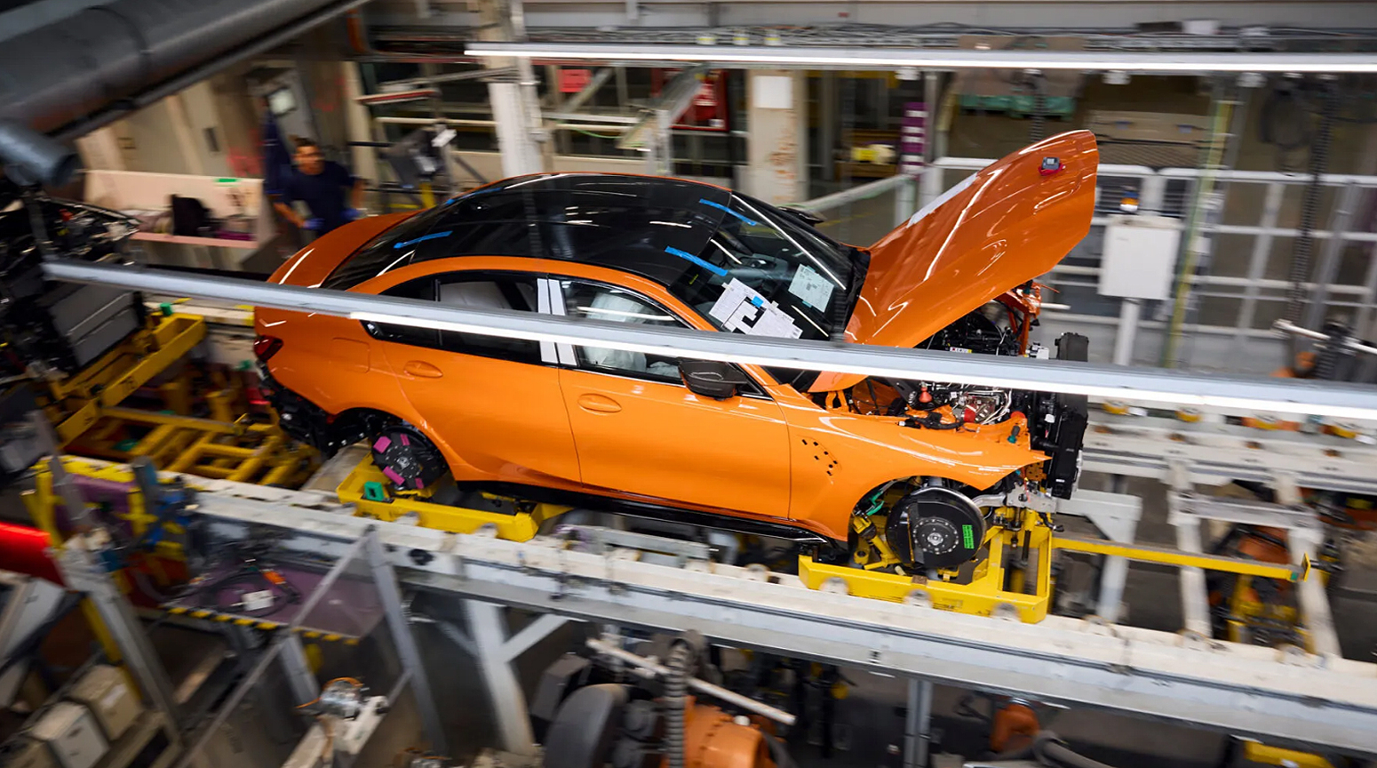 Milioniti BMW M je stigao sa posebnom bojom, ali pažnju je ukrao novi M3 EV FOTO