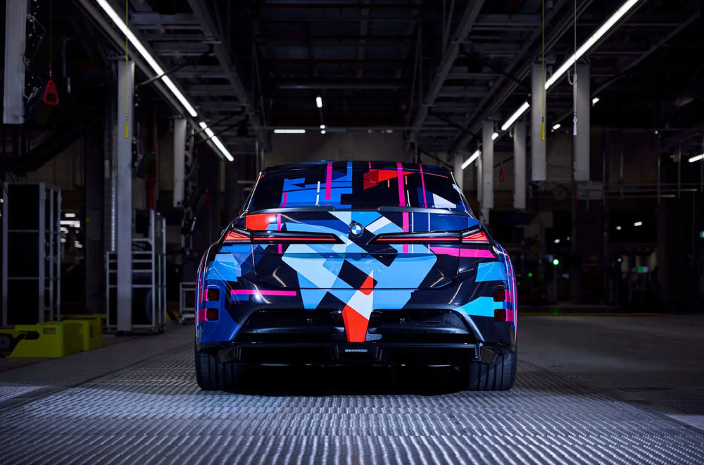 Milioniti BMW M je stigao sa posebnom bojom, ali pažnju je ukrao novi M3 EV FOTO