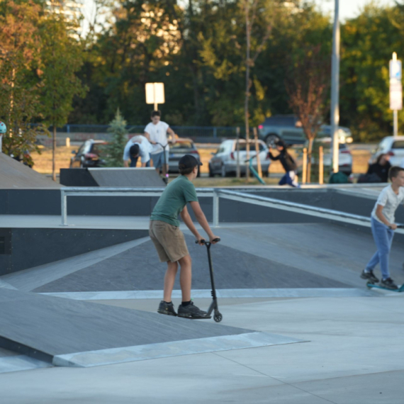 Novi Beograd dobio rekonstruisan skejt park: Prostor za skejtere, rolere i trotinete