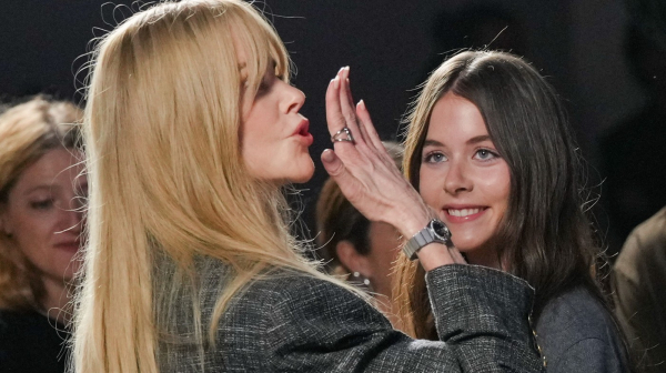Svi pričaju o njenim ćerkama, a onda se pojavila Nikol Kidman u najkraćoj haljinici FOTO/VIDEO