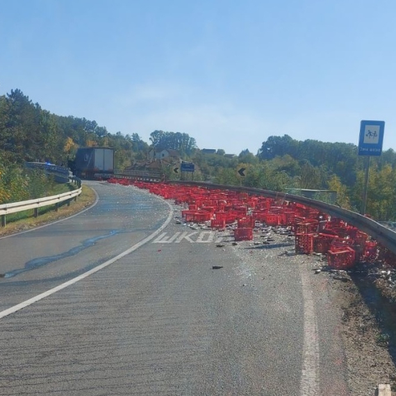 Prevrnuo se šleper, više od 500 gajbi "Koka-kole" završilo na putu FOTO
